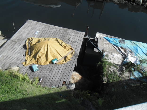 Eine hölzerne Brücke über einem See mit verschiedenen Objekten darauf.
