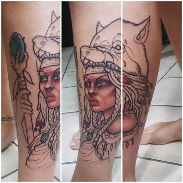 Ein Collage-Bild mit einem sichtbaren Tattoo auf einem Bein einer Person.