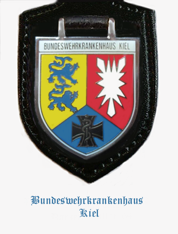 Ein schwarzes Lederabzeichen mit einem roten, gelben und blauen Wappen und der Beschriftung "Bundeswehrkrankenhaus Kiel" unten.
