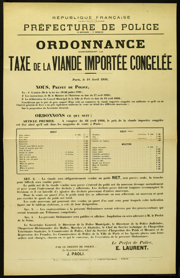 Ein altes, leicht zerknittertes Steuerformular mit weißer Schrift auf schwarzem Hintergrund, das Details wie Datum, Uhrzeit und Ort anzeigt.