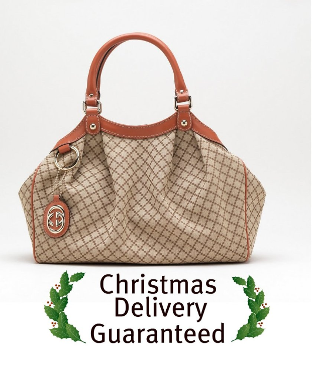 Eine Schokolade- und Weiße Tasche wird auf einem weißen Boden mit dem Text 'Weihnachtslieferung garantiert' davor platziert.