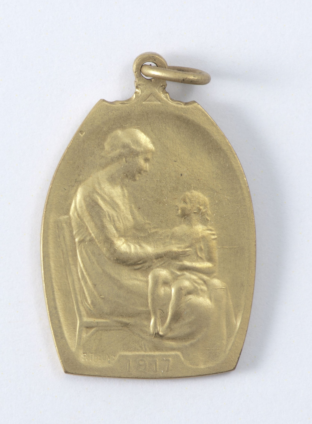 Goldmedaille mit einer Gravur einer Frau in einem weißen Kleid mit einem Dutt, die ein Kind hält, mit den Worten "Mutter und Kind" darauf eingraviert