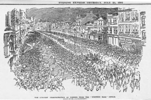 Schwarze und weiße Zeichnung einer Menge, die zwischen Gebäuden die Straße entlanggeht, mit Text oben und unten: "Die Unionistendemonstration, wie sie vom Western Mail Office aus gesehen wird."