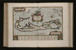 Offenes Buch mit einer detaillierten Karte der Britischen Jungferninseln in der Mitte, umgeben von Text und Bildern, vor einem dunklen Hintergrund.