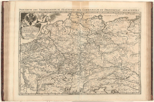 Ein aufgeschlagenes Buch mit einer detaillierten Deutschlandkarte, die Flüsse, Berge, Städte und begleitenden Text mit geografischen Informationen enthält.
