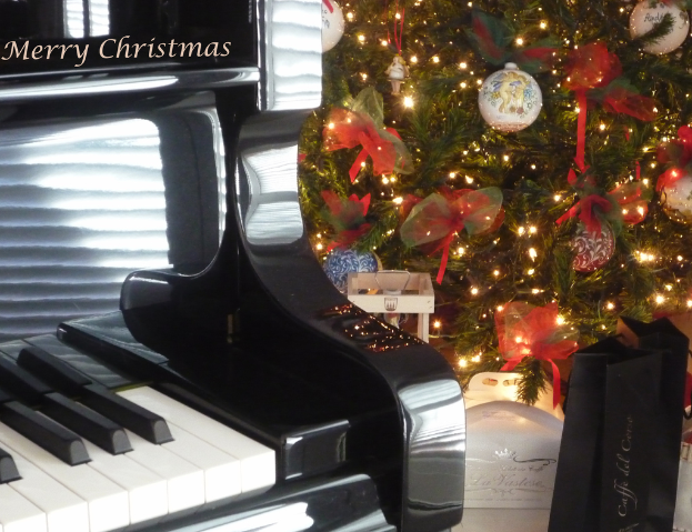 Ein Weihnachtsbaum und ein Piano auf dem Boden, mit verschiedenen Gegenständen auf dem Baum.