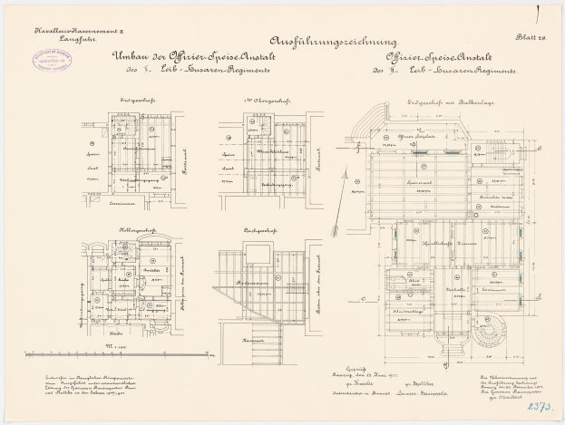 Schwarz-weißer Grundriss des ehemaligen Bundeskanzleramts mit detaillierter Architekturplanung und Anmerkungen.