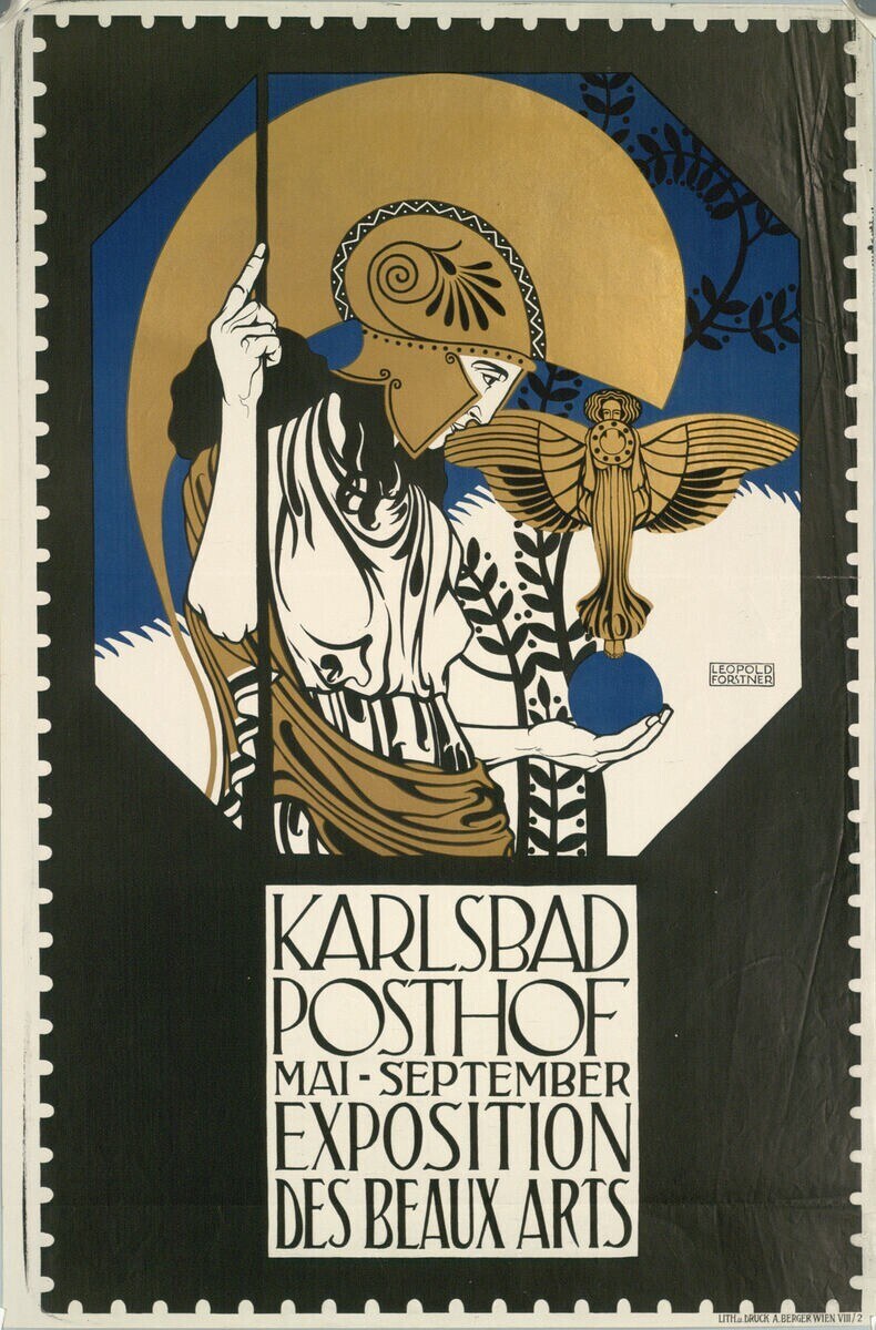 Plakat für die Karlsbader Posthof-Ausstellung der Beaux Arts mit einer Person in einem weißen Kleid mit einem blauen und weißen gemusterten Schultertuch, die vor einem hellgelben Hintergrund mit schwarzer Schrift in einem weißen Rand steht.