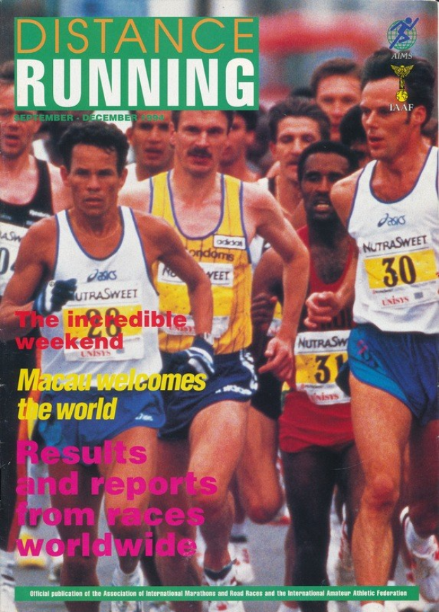 Ein Magazin-Cover mit der Aufschrift "Langstreckenlauf" zeigt eine Gruppe von Läufern bei einem Marathon, einige tragen leuchtende Laufschuhe, andere Shorts und T-Shirts, vor einem hellblauen Himmel mit weißen Wolken.