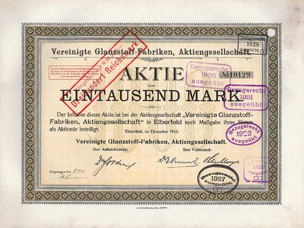 Ein altes deutsches Aktienzertifikat mit einem roten Stempel und gedrucktem Text.