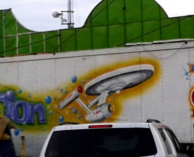 Ein Auto mit einer bemalten Wand dahinter.