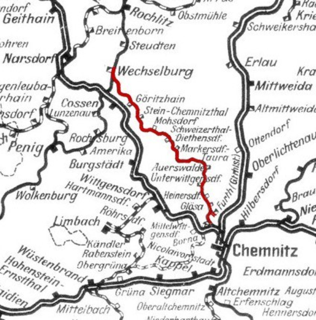 Schwarze und weiße Stadtkarte mit roter Routelinie, beschriftet als Wechselburg und Chemnitz Eisenbahn.
