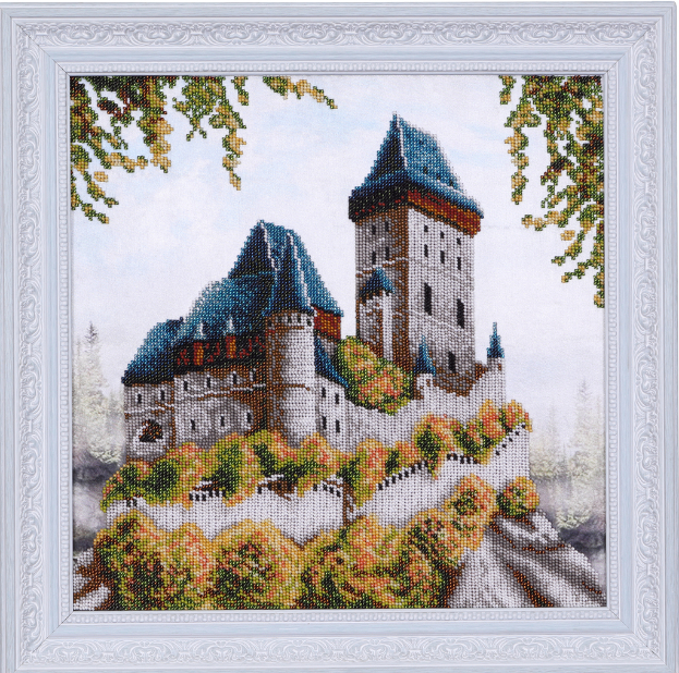 Ein Holzhausgerüst steht auf einer Baustelle.