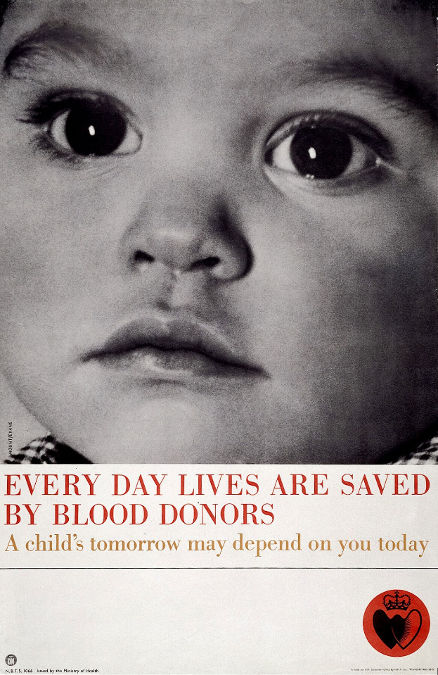 Plakat mit ernstem Kindergesicht in der Mitte, umgeben von fettem schwarzem Text, der lautet: "Jeden Tag rettet Blutspenden Leben."