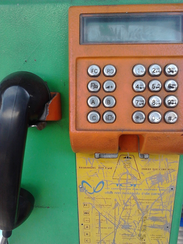 Ein grünes und orangefarbenes Telefon.