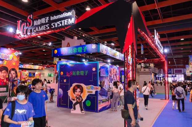 Eine Gruppe von Menschen durchquert einen Konferenzsaal mit Ständen, trägt Taschen und hält Gegenstände, während viele andere im Hintergrund auf einer Gaming-Messe in China zu sehen sind.