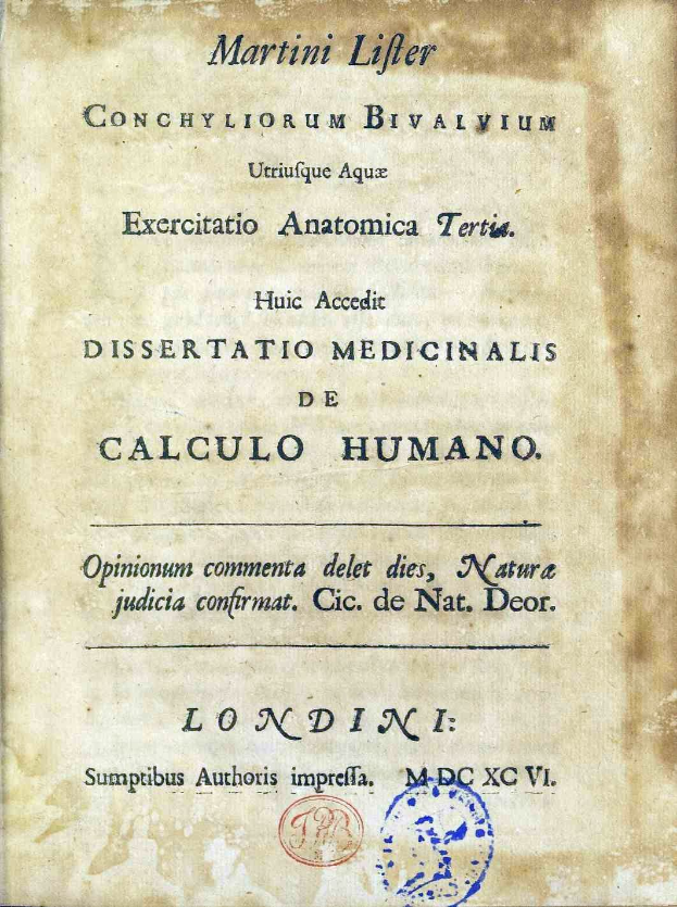 Ein altes Buch mit dem Titel "Dissertation Medicinalis de Calculo Humano" von Martini Lifer, mit sichtbarem Text und einem Wasserzeichen unten.