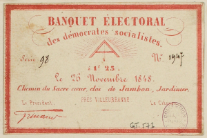 Ein alter Umschlag mit rotem Rand und einer Briefmarke, beschriftet mit 'Banquet Electoral des Democrats Socialists'.