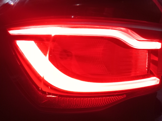 Nahaufnahme einer roten LED-Heckleuchte eines Autos.