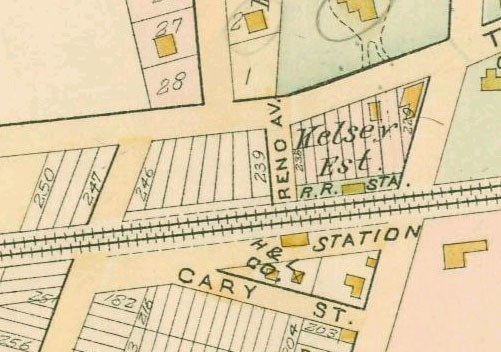 Alte Stadtkarte mit zahlreichen Gebäuden, nummerierten Abschnitten und Text, der unten als zu verkaufendes Land bezeichnet wird.