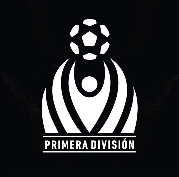 Schwarzer und weißer Füßball mit "Primera Division" in fetter weißer Schrift über ihm, umgeben von einem weißen Kreis mit schwarzem Rand, vor schwarzem Hintergrund.