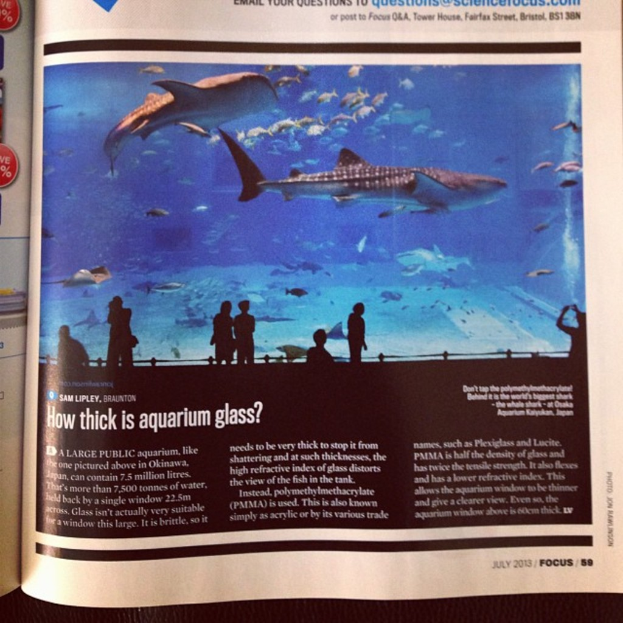 Eine Seite mit Text, Abbildungen von Menschen und Fischen.