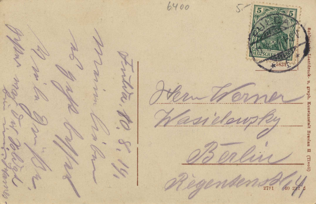 Alter Umschlag mit einer Briefmarke, die an Berlin, Deutschland, adressiert und mit "Berlin" und "5c" beschriftet ist.