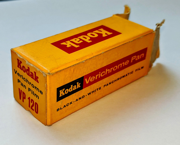 Gelber Kodak Verichrome Filmkarton auf einem weißen Tisch mit sichtbarem Text.