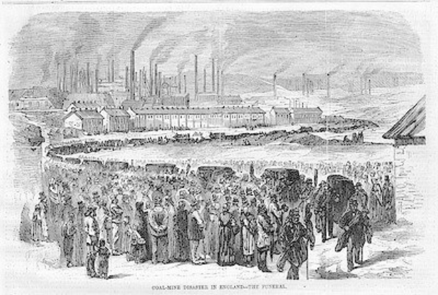 Schwarze und weiße Zeichnung von Menschen, die vor einer Fabrik mit Häusern und Rauch aus Schornsteinen im Hintergrund stehen, mit der Überschrift "coal-mine disaster in England the final" unten.