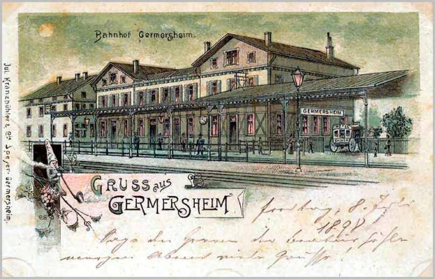 Alte Postkarte, die ein Bahnhofsgebäude in Deutschland mit einem Gebäude, einem Zaun, Menschen, Fahrzeugen, Bäumen und einem bewölkten Himmel zeigt; Text lautet "Bahnhof Germersheim".