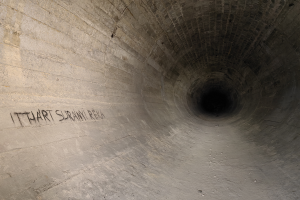 Ein Betontunnel mit sichtbaren Graffiti an den Seitenwänden