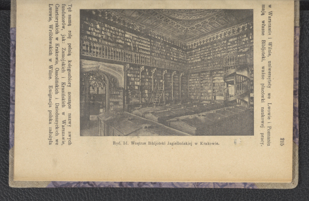 Altes Buchcover mit einer Illustration einer großen Bibliothek mit strukturierten Bücherregalen und einem gut bestückten Innenraum, das auf einer Oberfläche liegt.