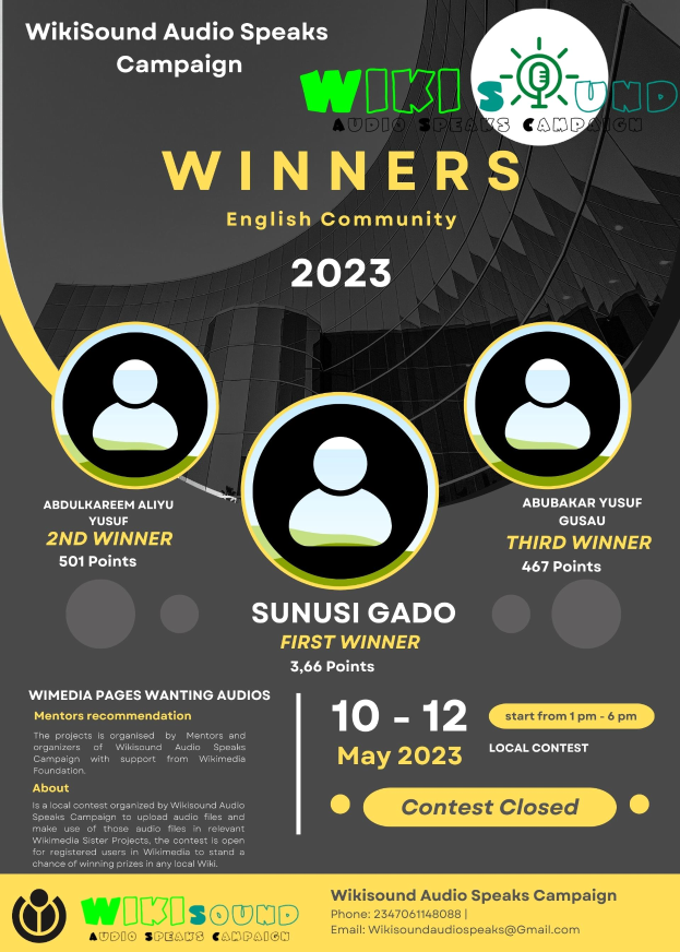 Ein buntes Plakat mit einem blauen Hintergrund und gelben und weißen Buchstaben, die in fetter Schrift 'Gewinner' lesen, zeigt mehrere lachende Menschen in der Mitte.