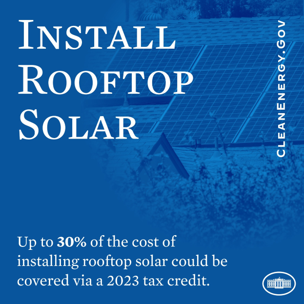 Plakat mit Text über einen 2023-Steuergutschrift von bis zu 30% der Kosten für die Installation von Dachsolaranlagen, mit Bäumen und einem Gebäude mit Solarpanelen im Hintergrund.