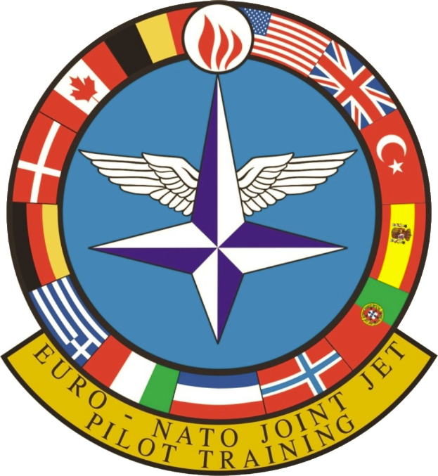 Blaues rundes Logo mit einem weißen Stern in der Mitte, umgeben von vier farbigen Flaggen, beschriftet mit 'NATO Joint Jet' in weißer Schrift.