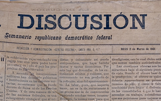 Gelblicher Zeitungsausschnitt mit schwarzer Tinte, Überschrift "Semanario Repúblicano Democrático Federal", das Wort "Diskussion" aufgedruckt, leicht zerknittert mit Anzeichen häufiger Benutzung.