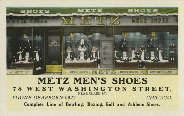 Schwarz-weiß-Postkarte eines Geschäfts mit der Aufschrift 'Metz Men's Shoes' und Schaufensterpuppen sowie Text an den Wänden.