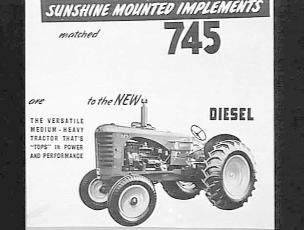 Schwarzes und weißes Werbeplakat für einen 745-Traktor mit angebauten Geräten, das ein Bild des Traktors und beschreibenden Text zeigt.