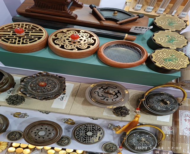 Ein Tisch mit verschiedenen chinesischen Räucherstäbchen, Schachteln und Papieren mit Text, likely related to a Chinese New Year celebration.