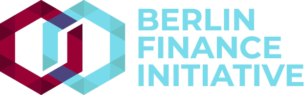 Logo der Berliner Finanzinitiative: ein blauer Kreis mit einer weißen Umrandung und einem weißen "B" in der Mitte, umgeben von einem weißen Ring mit einem blauen und weißen Karomuster, vor einem weißen Hintergrund mit fetter schwarzer Schrift, die "Berliner Finanzinitiative" lautet.