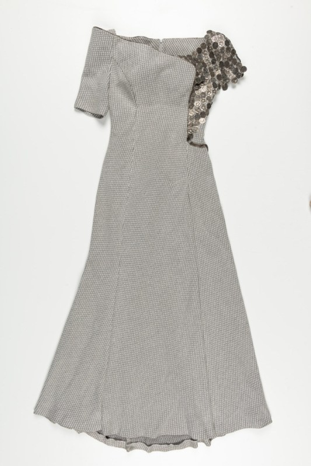 Schwarzes und weißes Seidenkleid mit engem Oberteil, vollem Rock bis zum Knie, auf einem weißen Hintergrund dargestellt.