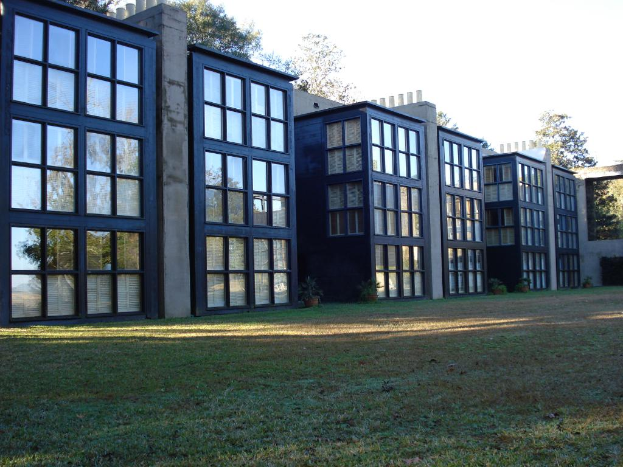 Eine Reihe ähnlicher Häuser mit ein paar Bäumen drumherum.