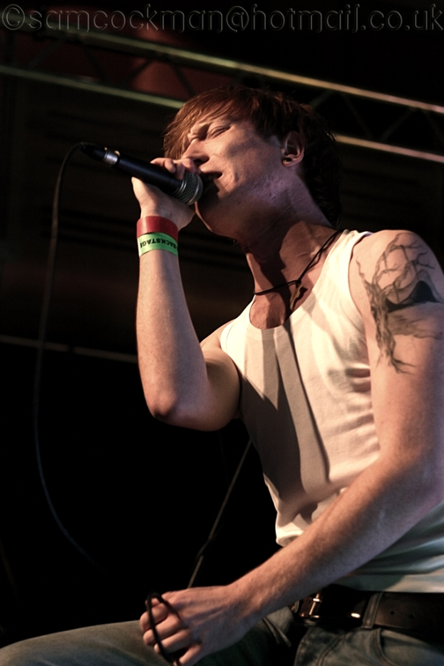 Ein Mann hält ein Mikrofon und singt.