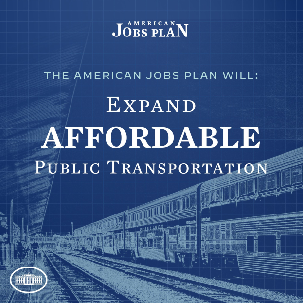 Plakat mit einem Zug auf einer Bahnstrecke mit mehreren Menschen in der Nähe, das den Text "The American Jobs Plan Will Expand Affordable Public Transportation" anzeigt.