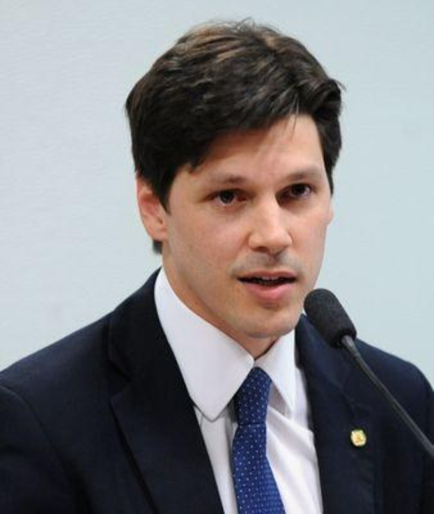 Ein Mann im Anzug und Krawatte spricht vor einer Wand in ein Mikrofon, wahrscheinlich in Reaktion auf Nachrichten über ein Regierungsgesetz zur Abschaffung des Internets.