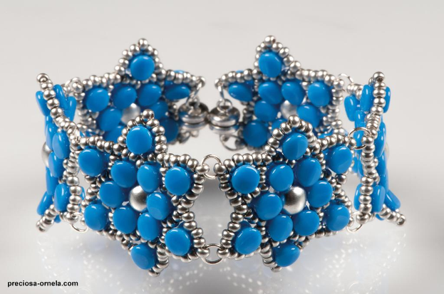 Ein Armband mit blauen Perlen, mit Text in der unteren linken Ecke.