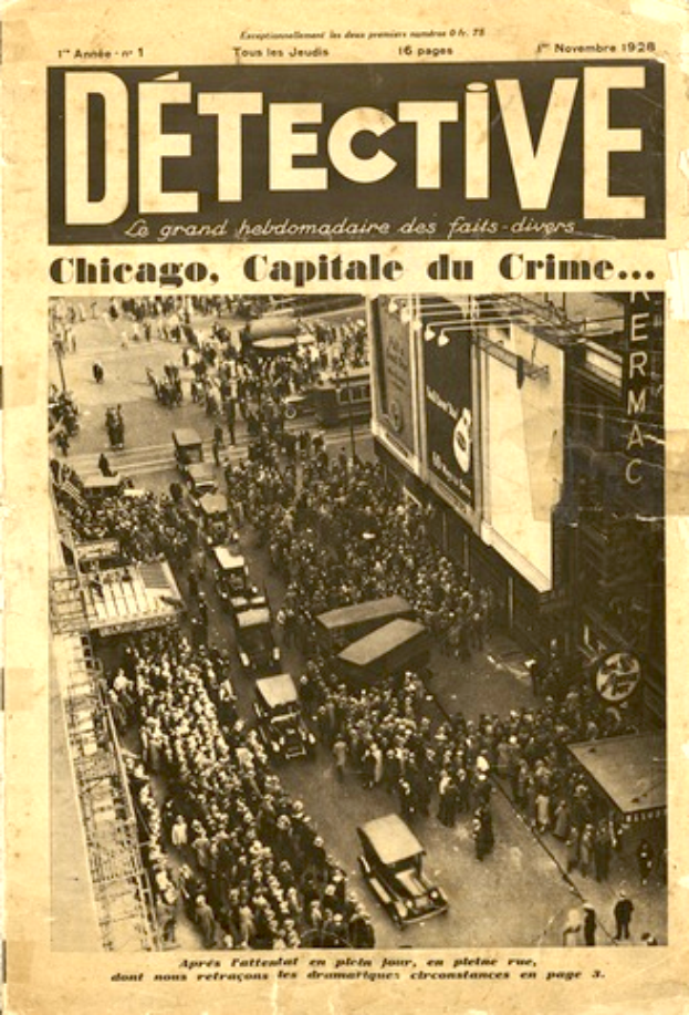 Eine alte Zeitung mit der Schlagzeile "Detektiv, Chicago, Capital du Crime" und ein Bild einer belebten Straße mit Fahrzeugen und Gebäuden im Hintergrund.