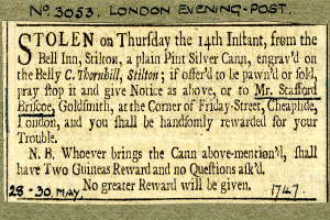 Eine Schwarz-Weiß-Postkarte mit dem Bild eines Mannes und einem Text über eine gestohlene Silberkanne aus dem Bell Inn in Stilton.