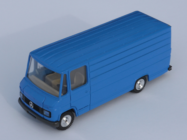 Ein leuchtend blauer Mercedes-Benz Sprinter mit modernem Design, langem, schmalem Körper, abfallendem Dach, großem Laderaum, getönten Fenstern und leicht geöffneten Türen, der auf einer weißen Oberfläche geparkt ist.