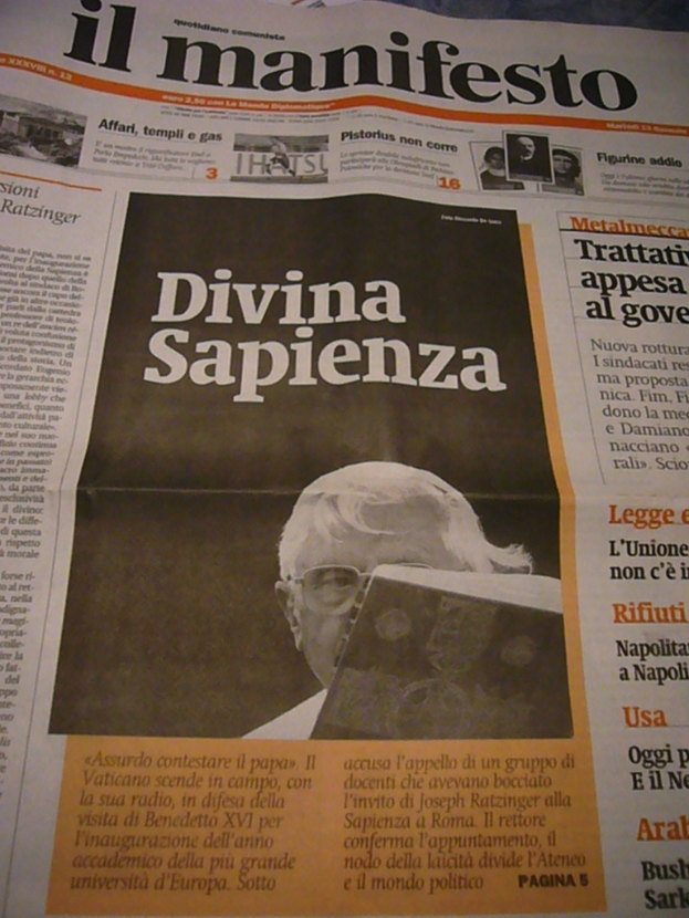 Eine Zeitung in der Mitte mit darauf gedrucktem Text.